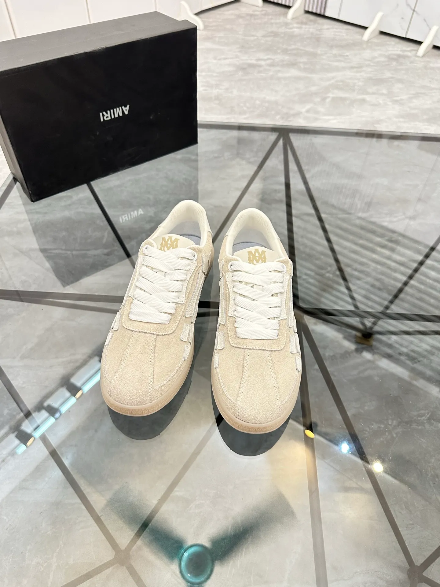 Men's shoes: 💰P420¥ Product trademark: AMIRI* "Amir*" low-top casual shoes Regular size: 38-45 (can be customized to 46) Product material: imported nubuck leather upper, breathable lining, original outsole. Number: 001